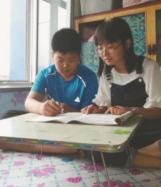 裴丽娜正在给学生补课。
