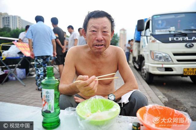 实拍青岛农民工晚餐 饭菜简单必须有酒