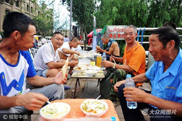 实拍青岛农民工晚餐 饭菜简单必须有酒
