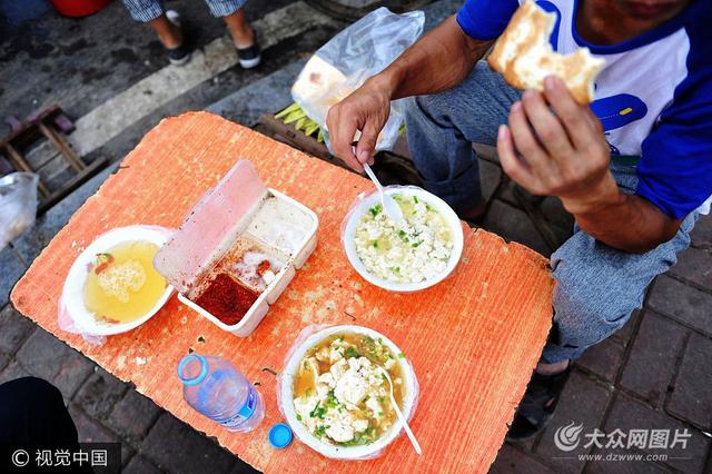 实拍青岛农民工晚餐 饭菜简单必须有酒