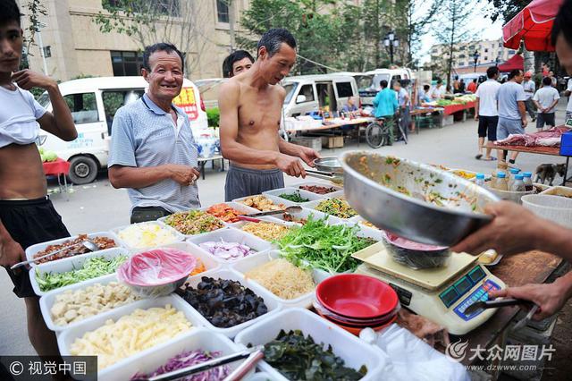 实拍青岛农民工晚餐 饭菜简单必须有酒