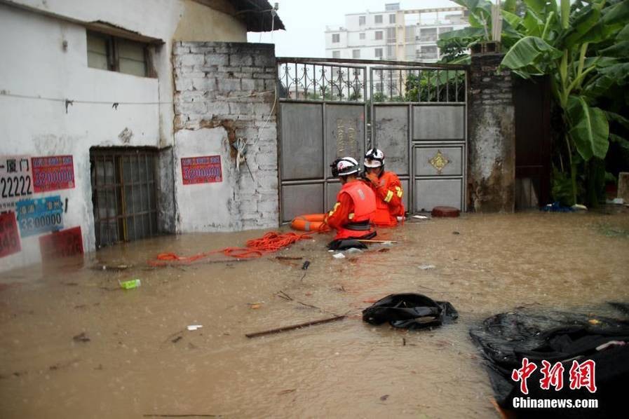 暴雨袭击福建 消防员齐腰深水中背出受困民众