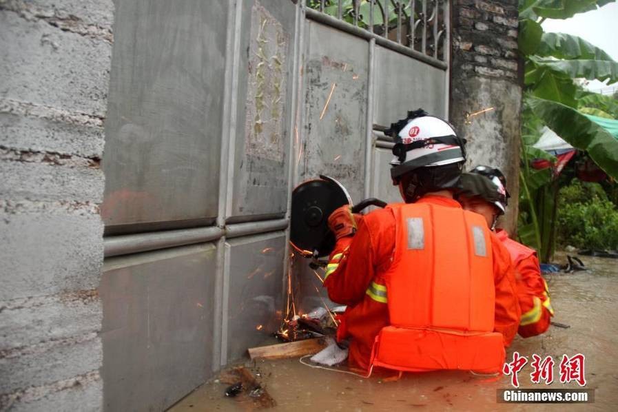 暴雨袭击福建 消防员齐腰深水中背出受困民众