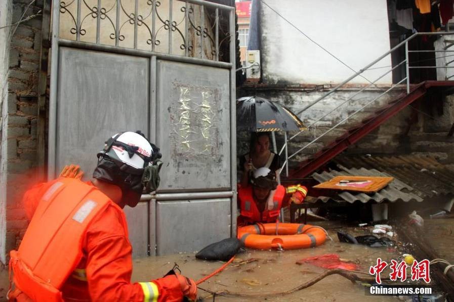 暴雨袭击福建 消防员齐腰深水中背出受困民众