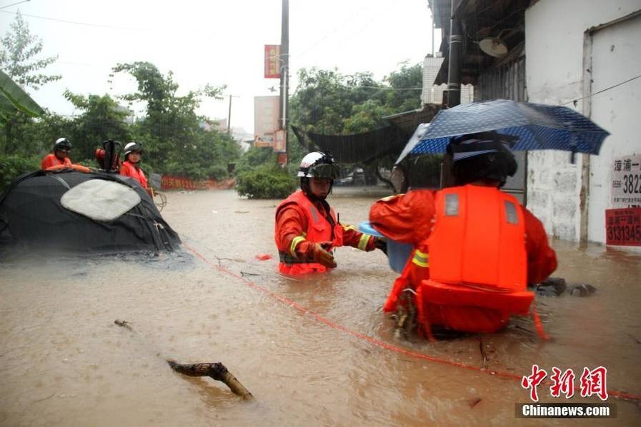 暴雨袭击福建 消防员齐腰深水中背出受困民众