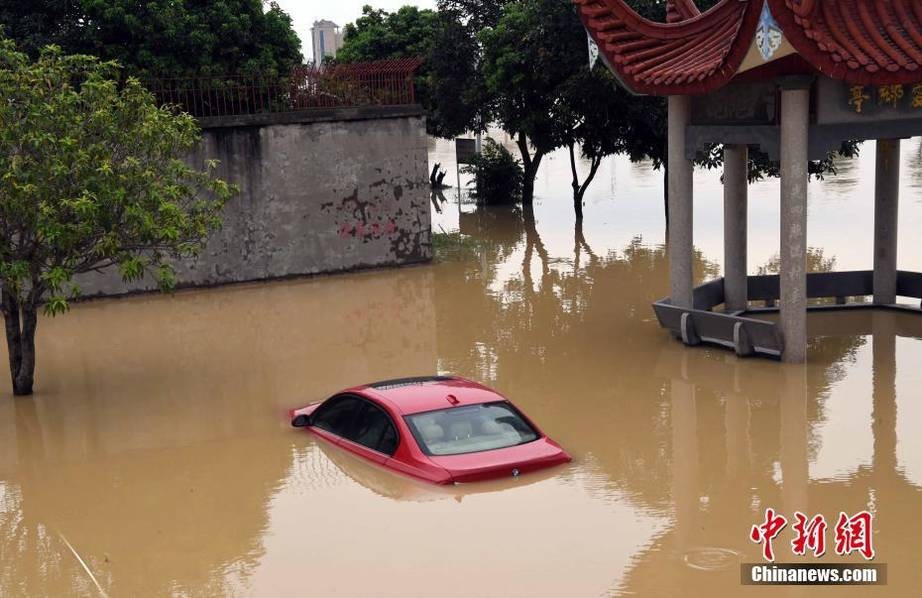 暴雨袭击福建 消防员齐腰深水中背出受困民众