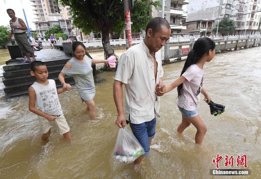 暴雨袭击福建 消防员齐腰深水中背出受困民众