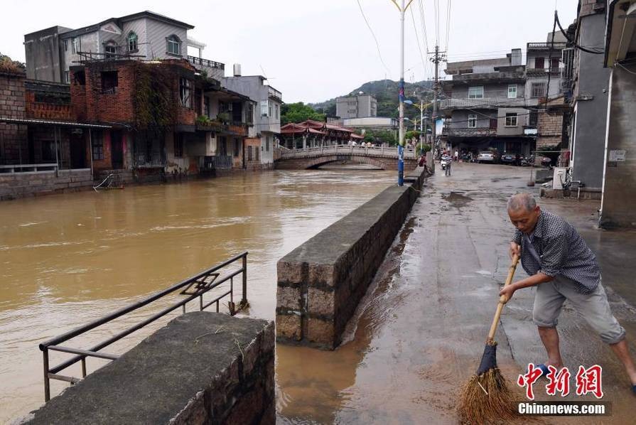 暴雨袭击福建 消防员齐腰深水中背出受困民众