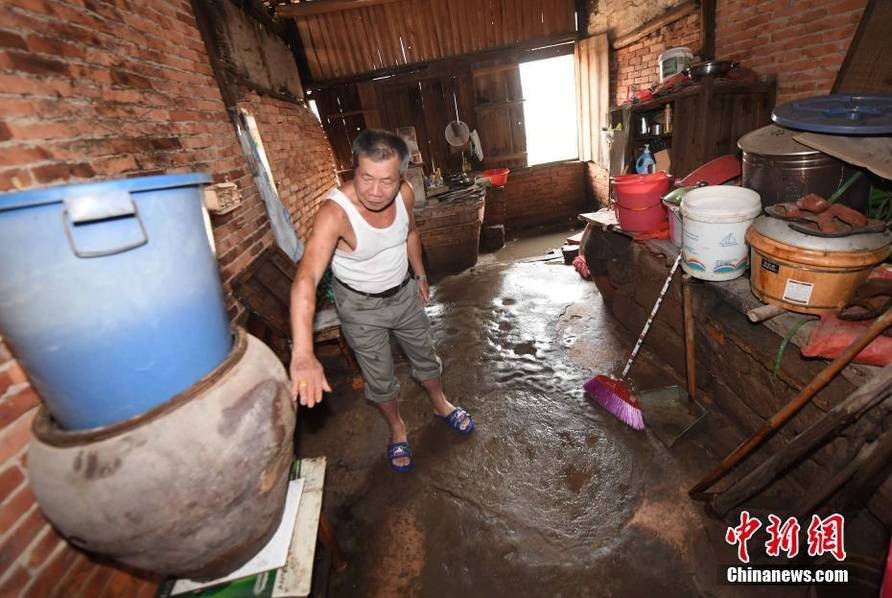 暴雨袭击福建 消防员齐腰深水中背出受困民众