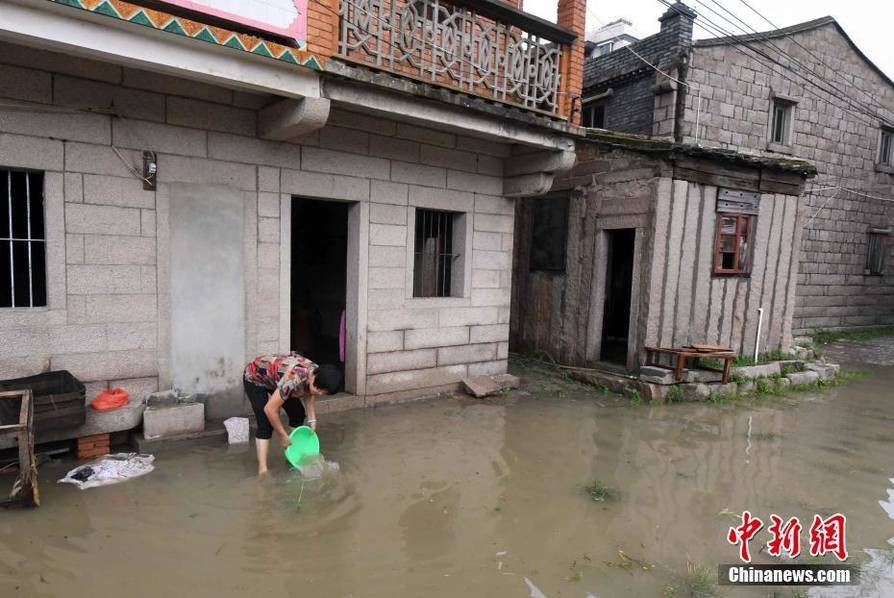 暴雨袭击福建 消防员齐腰深水中背出受困民众