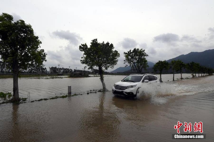 暴雨袭击福建 消防员齐腰深水中背出受困民众