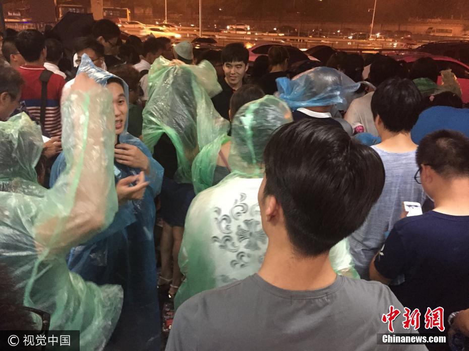 北京突降大雨 地铁免费发雨衣