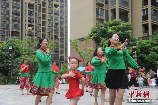 合肥5岁女孩跳广场舞一年 引周边居民围观