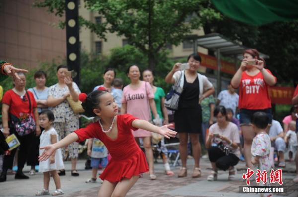 合肥5岁女孩跳广场舞一年 引周边居民围观