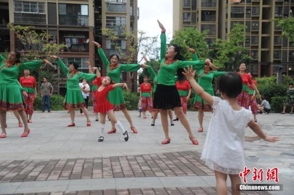 合肥5岁女孩跳广场舞一年 引周边居民围观