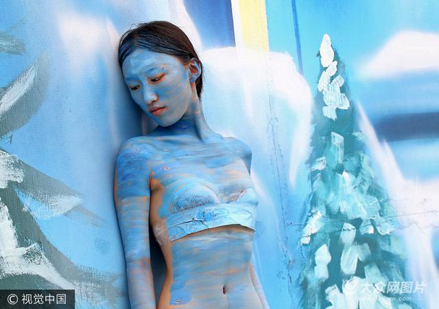 烟台：性感女模大玩人体彩绘 “隐身”景区以假乱真
