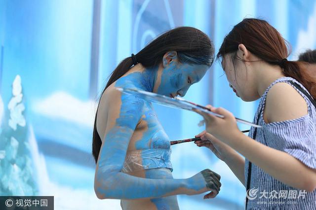 烟台：性感女模大玩人体彩绘 “隐身”景区以假乱真