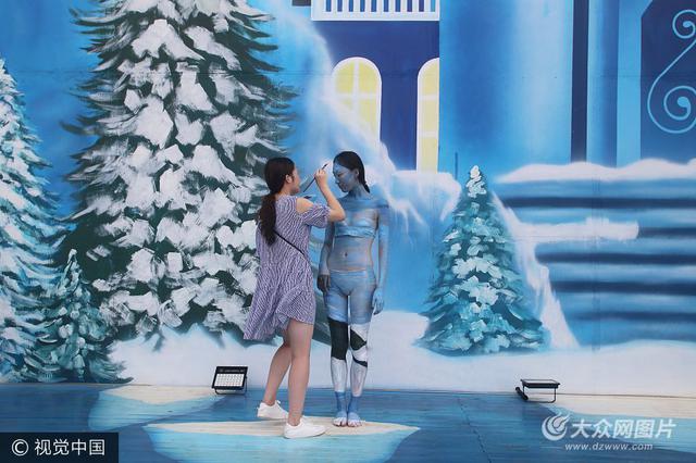 烟台：性感女模大玩人体彩绘 “隐身”景区以假乱真