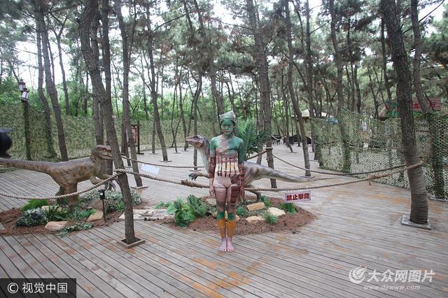 烟台：性感女模大玩人体彩绘 “隐身”景区以假乱真
