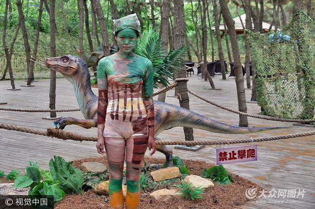烟台：性感女模大玩人体彩绘 “隐身”景区以假乱真
