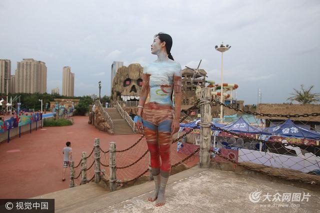 烟台：性感女模大玩人体彩绘 “隐身”景区以假乱真