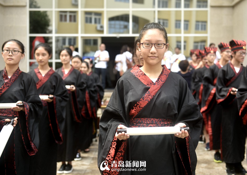 青岛二中首届“子归节”举办 现场上演祭孔古礼