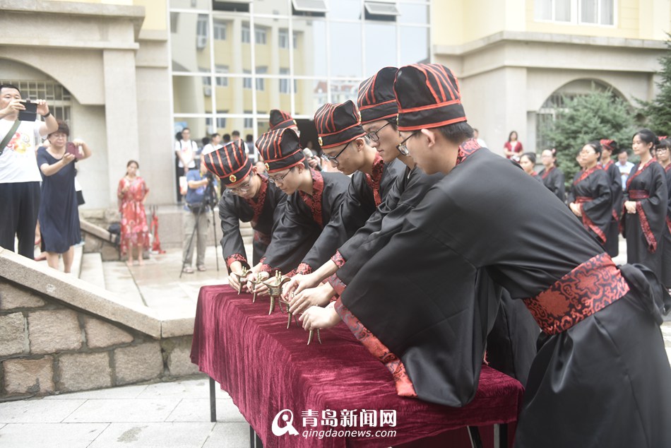 青岛二中首届“子归节”举办 现场上演祭孔古礼