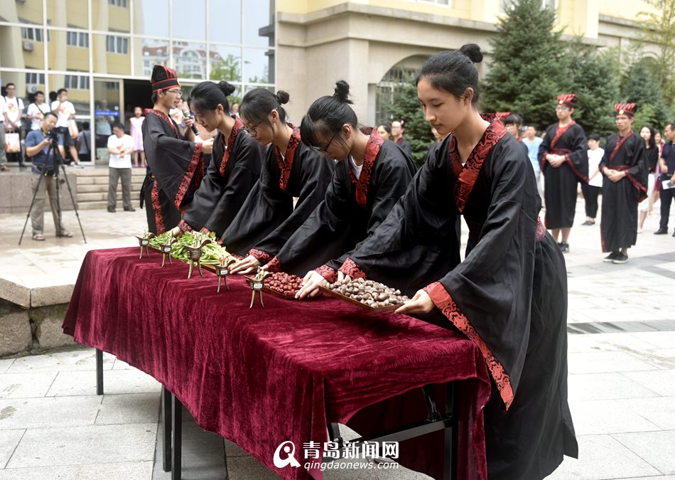 青岛二中首届“子归节”举办 现场上演祭孔古礼