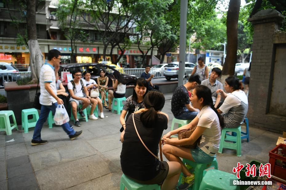 重庆连续高温天气防空洞火锅馆生意火爆