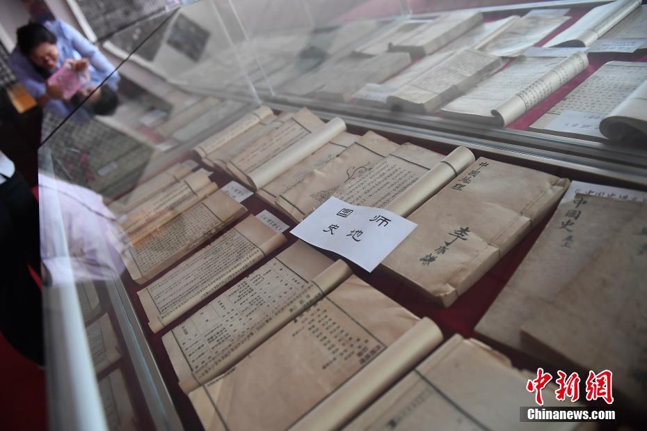 民间收藏家珍藏古今教科书 包括科举考试作弊条