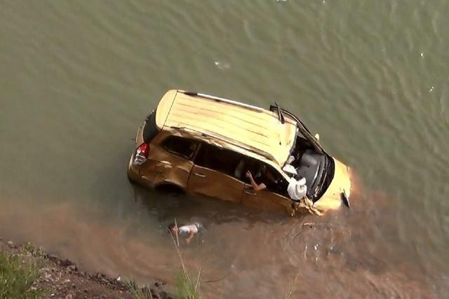 男子因感情纠纷自杀 带俩孩子开车坠江