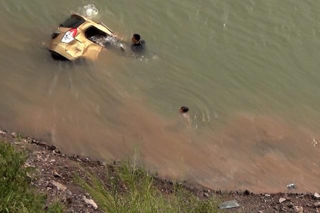 男子因感情纠纷自杀 带俩孩子开车坠江