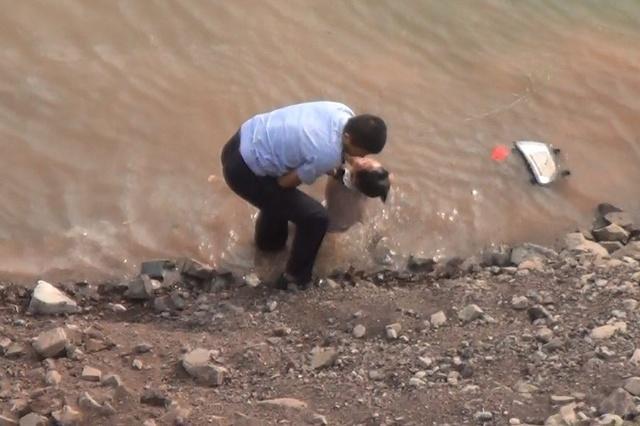 男子因感情纠纷自杀 带俩孩子开车坠江