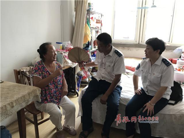 “扇子奶奶”找到了:这司机跟我孩子年纪差不多