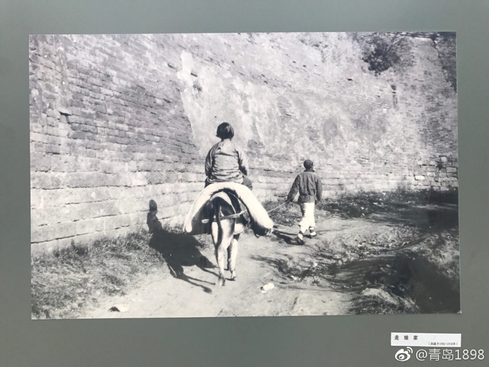 百年前的即墨古城风貌：墨水河上妇女洗衣服