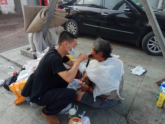 香港富商流落东莞街头11年 靠捡垃圾食物维生