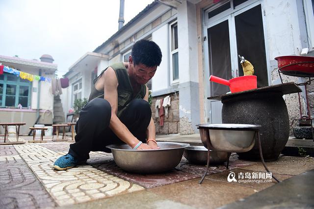 【青岛故事】报纸哥孙达帅：想让儿子过得好