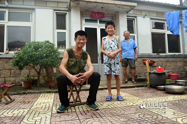 【青岛故事】报纸哥孙达帅：想让儿子过得好