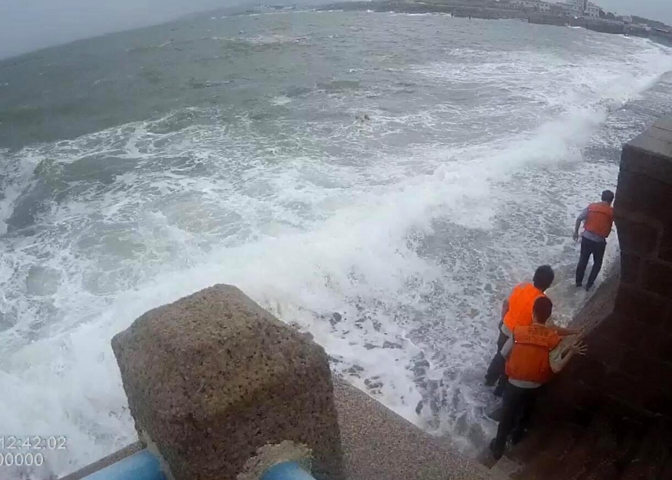 好险！青岛醉汉巨浪中遇险 兵哥勇敢施援(图)