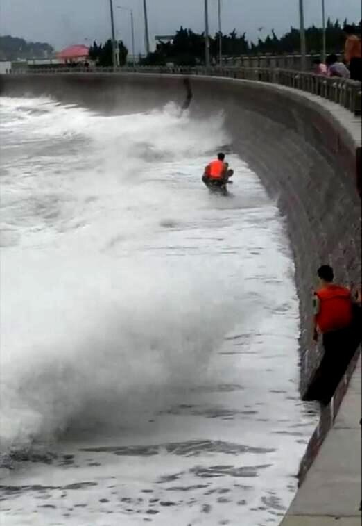 好险！青岛醉汉巨浪中遇险 兵哥勇敢施援(图)