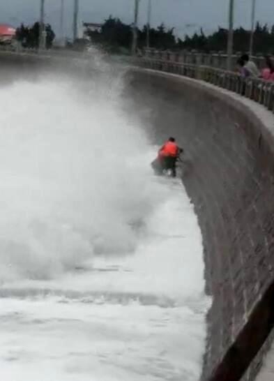 好险！青岛醉汉巨浪中遇险 兵哥勇敢施援(图)