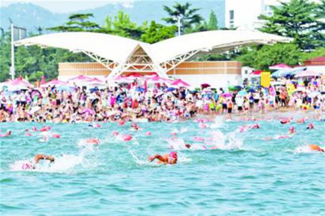 3000名游泳爱好者竞游汇泉湾 最大92岁最小8岁