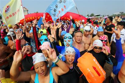 3000名游泳爱好者竞游汇泉湾 最大92岁最小8岁