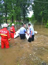 两个村庄被洪水包围 民警救出20多名村民