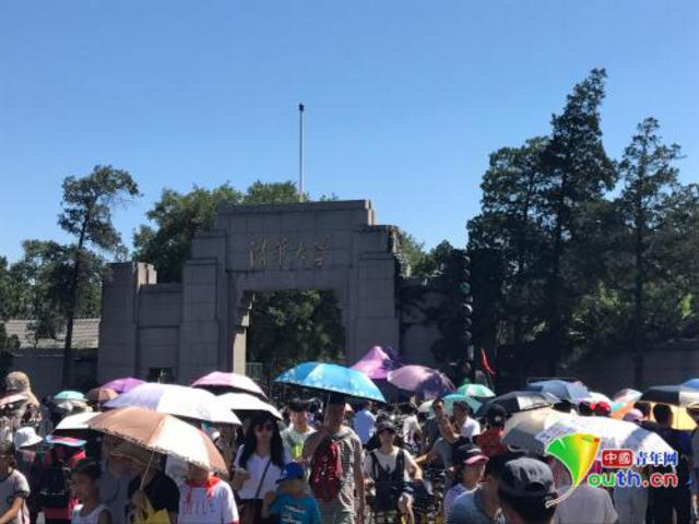 一睹最高学府风采有多难？想进清华门凌晨排队