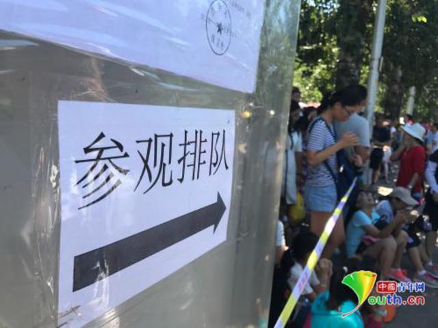 一睹最高学府风采有多难？想进清华门凌晨排队