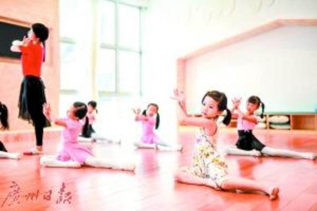 小朋友在学习舞蹈