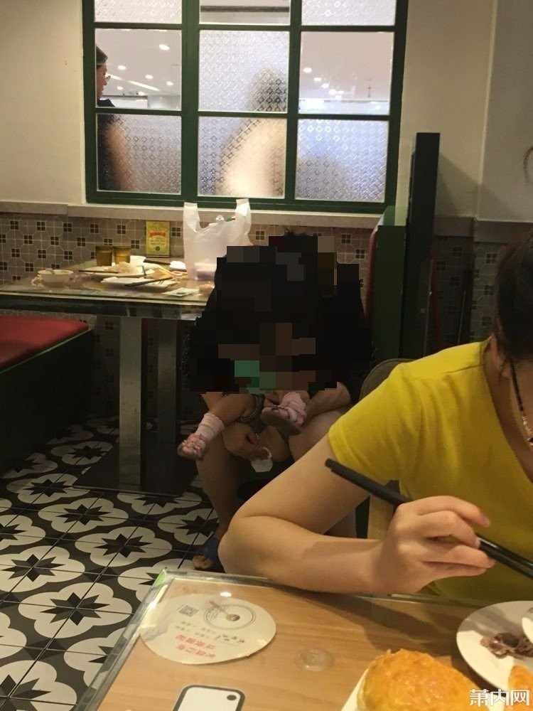 年轻妈妈餐厅内让孩子大便 网友：隔着屏幕反胃