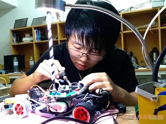 炎炎暑期他们却没回家 留校大学生都在忙些啥