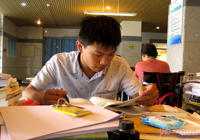 炎炎暑期他们却没回家 留校大学生都在忙些啥